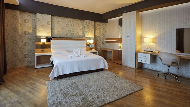 Junior Suite | Minibar, in-room safe, desk, iron/ironing board - Anemon Grand Adana Otel (Adana)