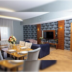 Minibar, caja de seguridad en la habitación y escritorio 