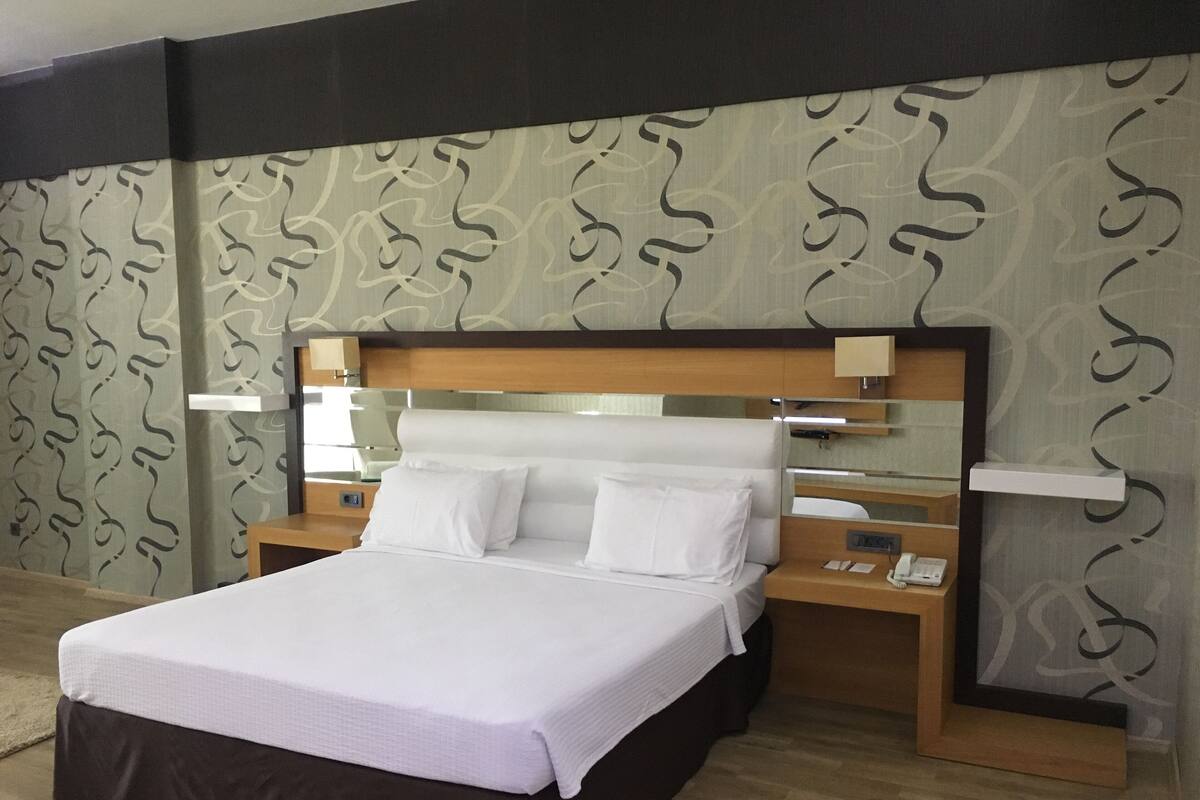 Executive Room | Minibar, in-room safe, desk, iron/ironing board