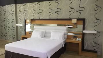 Executive Room | Minibar, in-room safe, desk, iron/ironing board