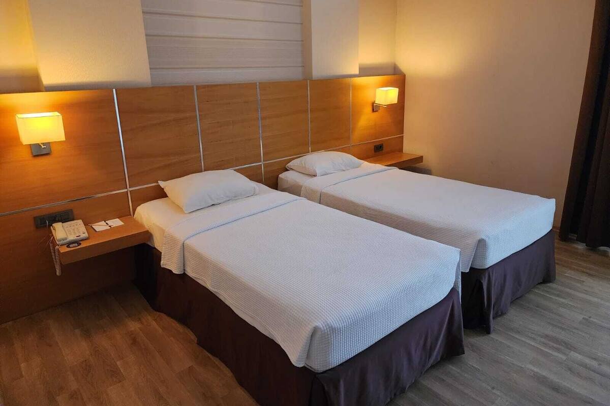 Deluxe Room | Minibar, in-room safe, desk, iron/ironing board