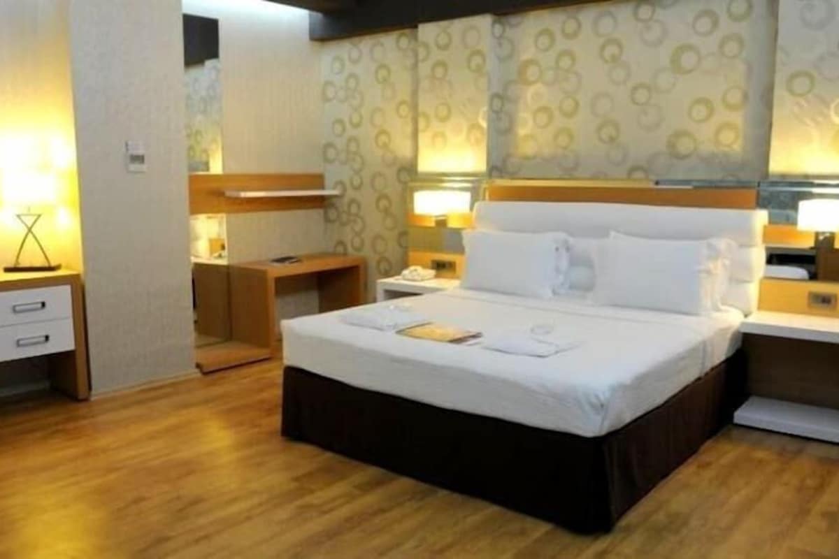 Minibar, in-room safe, desk, iron/ironing board