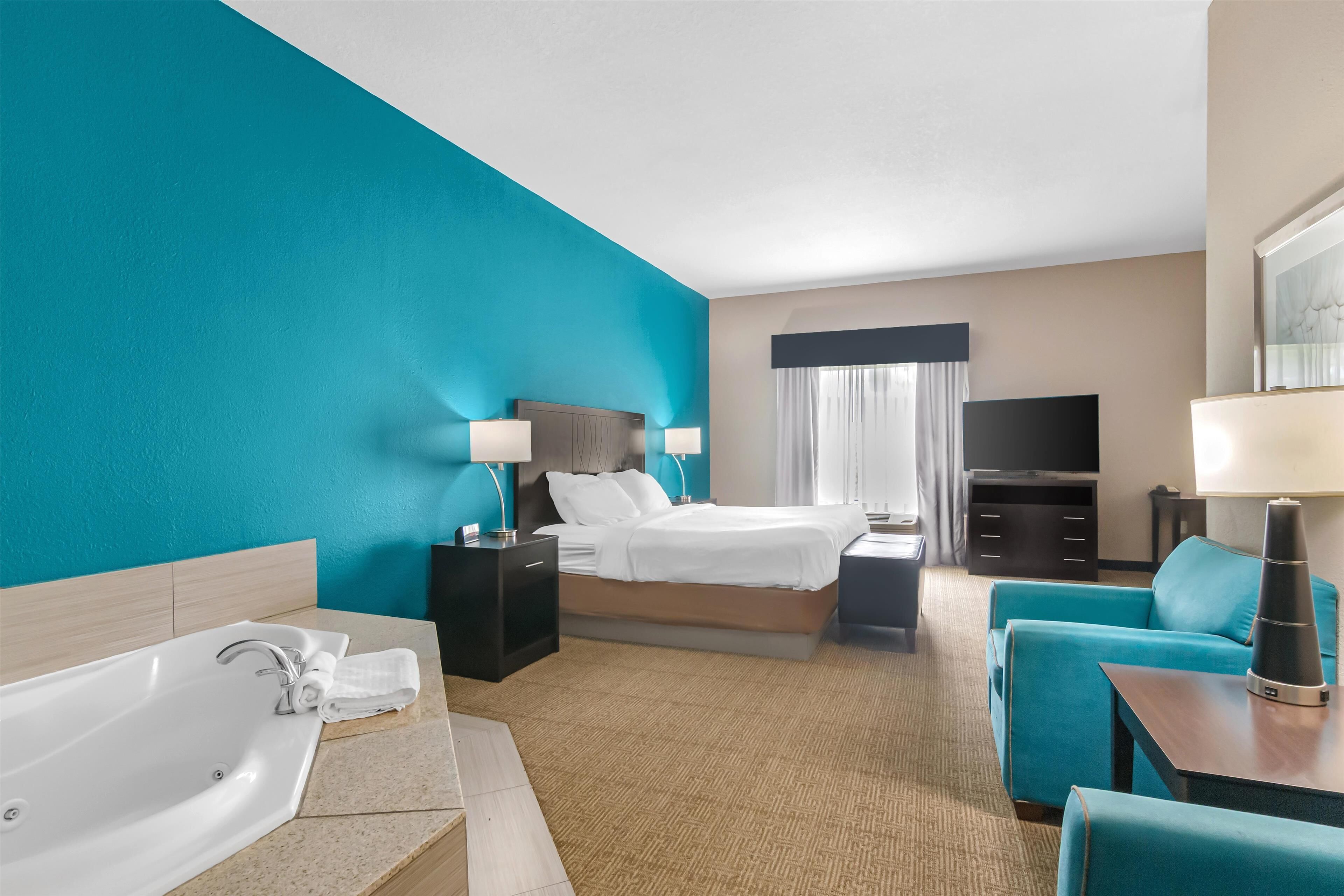 suite, 1 king bed, non smoking, jetted tub (with sofabed) | desk, blackout curtains, soundproofing, iron/ironing board