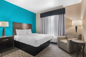 Desk, blackout drapes, soundproofing, iron/ironing board - Best Western Plus Hiawatha Hotel (Hiawatha)