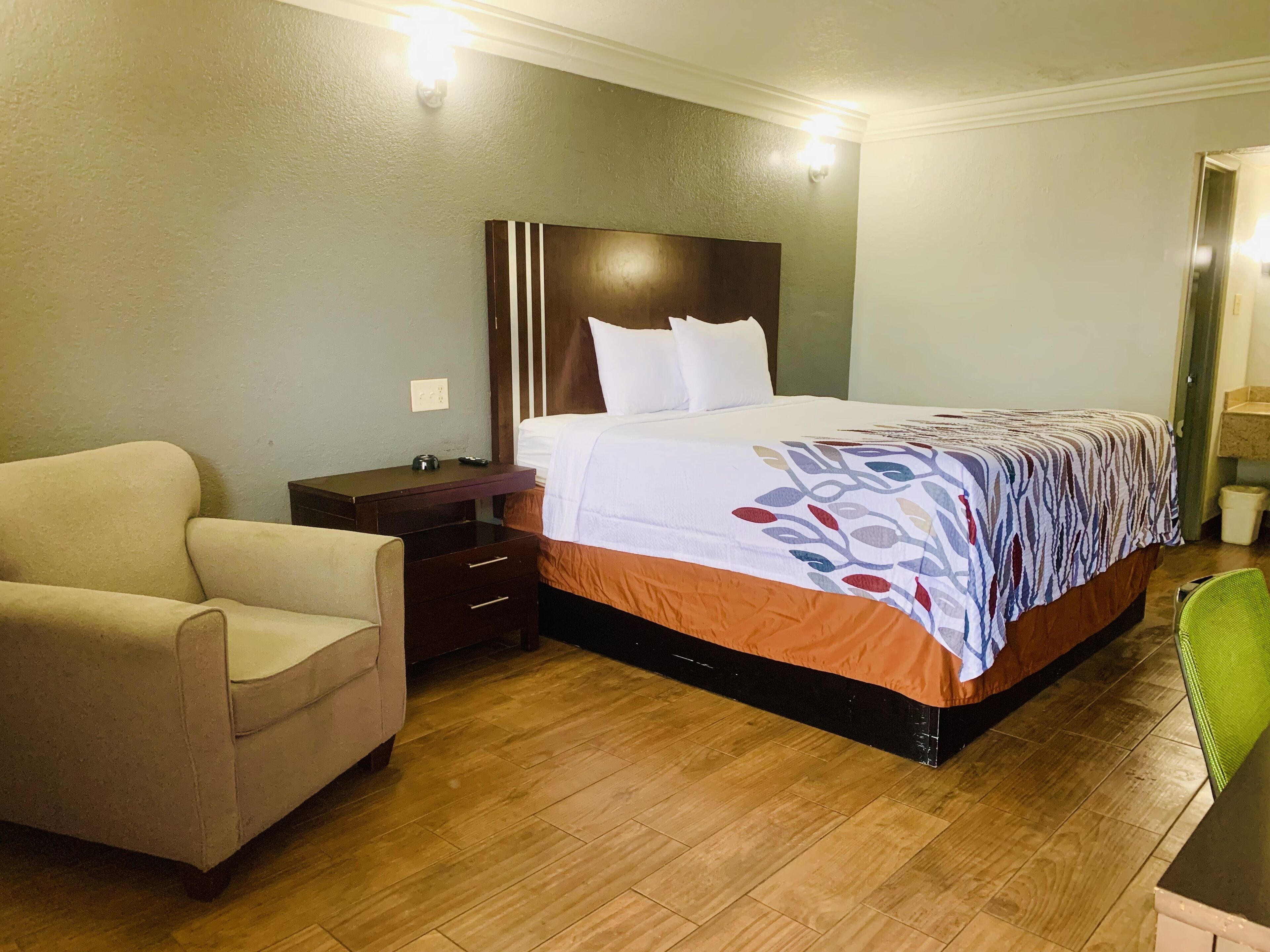 BUDGET INN AND SUITES — photo 14