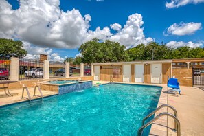 Outdoor pool - Budget Inn and Suites (Crowley)