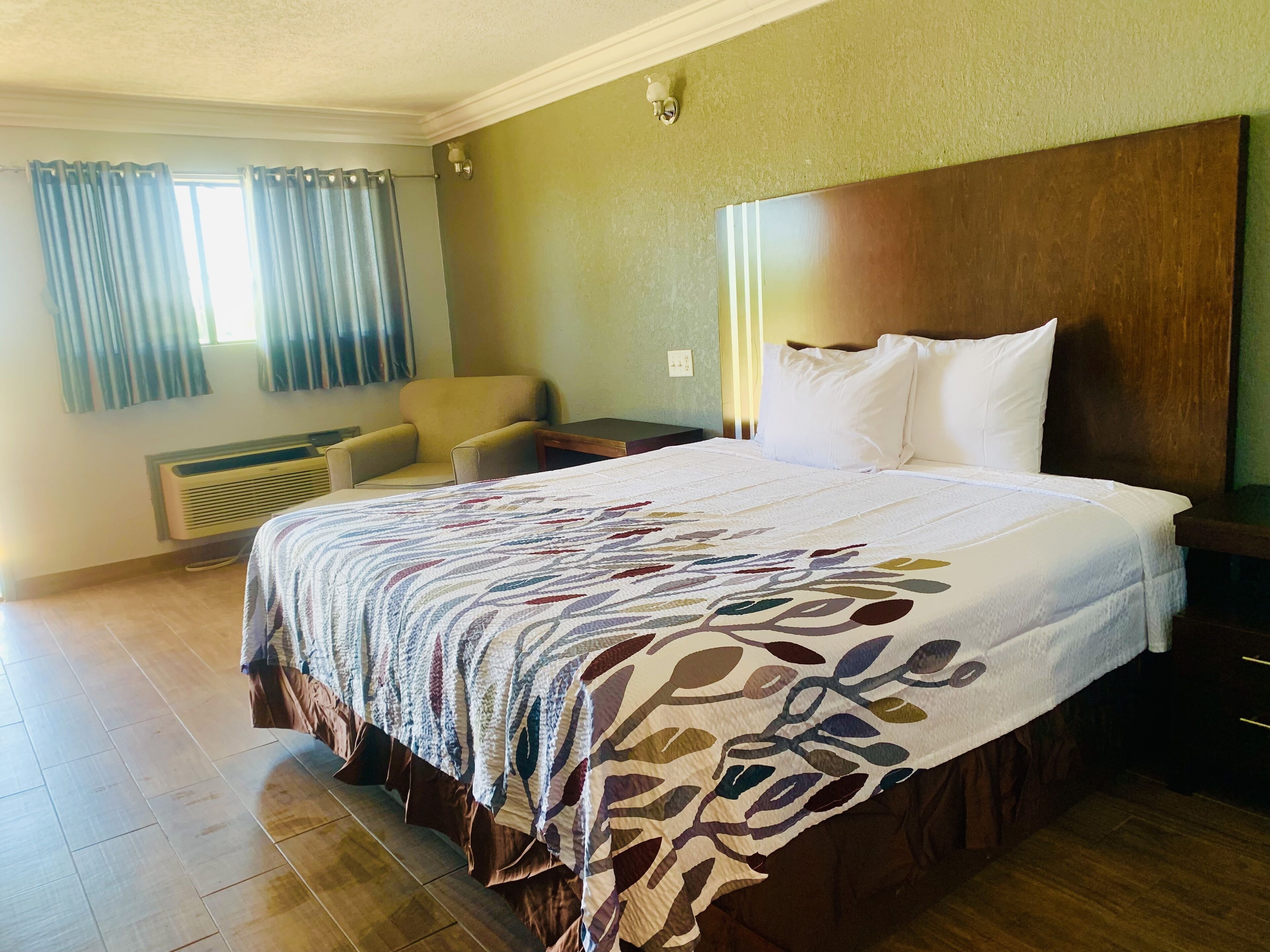 BUDGET INN AND SUITES — photo 10