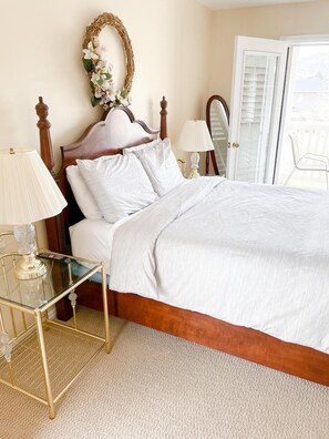 Decoración personalizada, muebles diferentes y cortinas blackout 