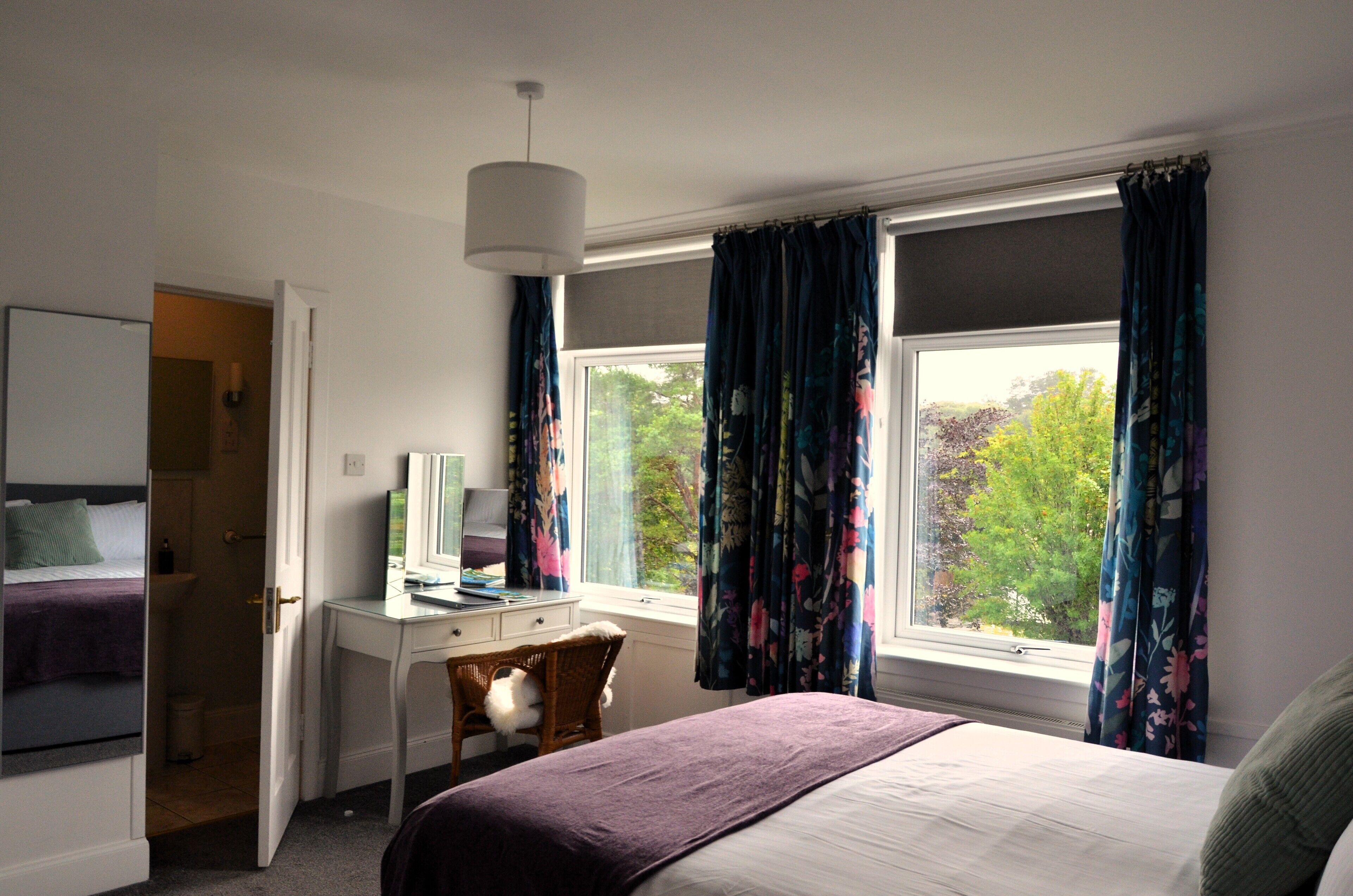 double room (kingsize room) | individually decorated, individually furnished, blackout curtains