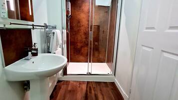 Dusche, kostenlose Toilettenartikel, Haartrockner, Handtücher