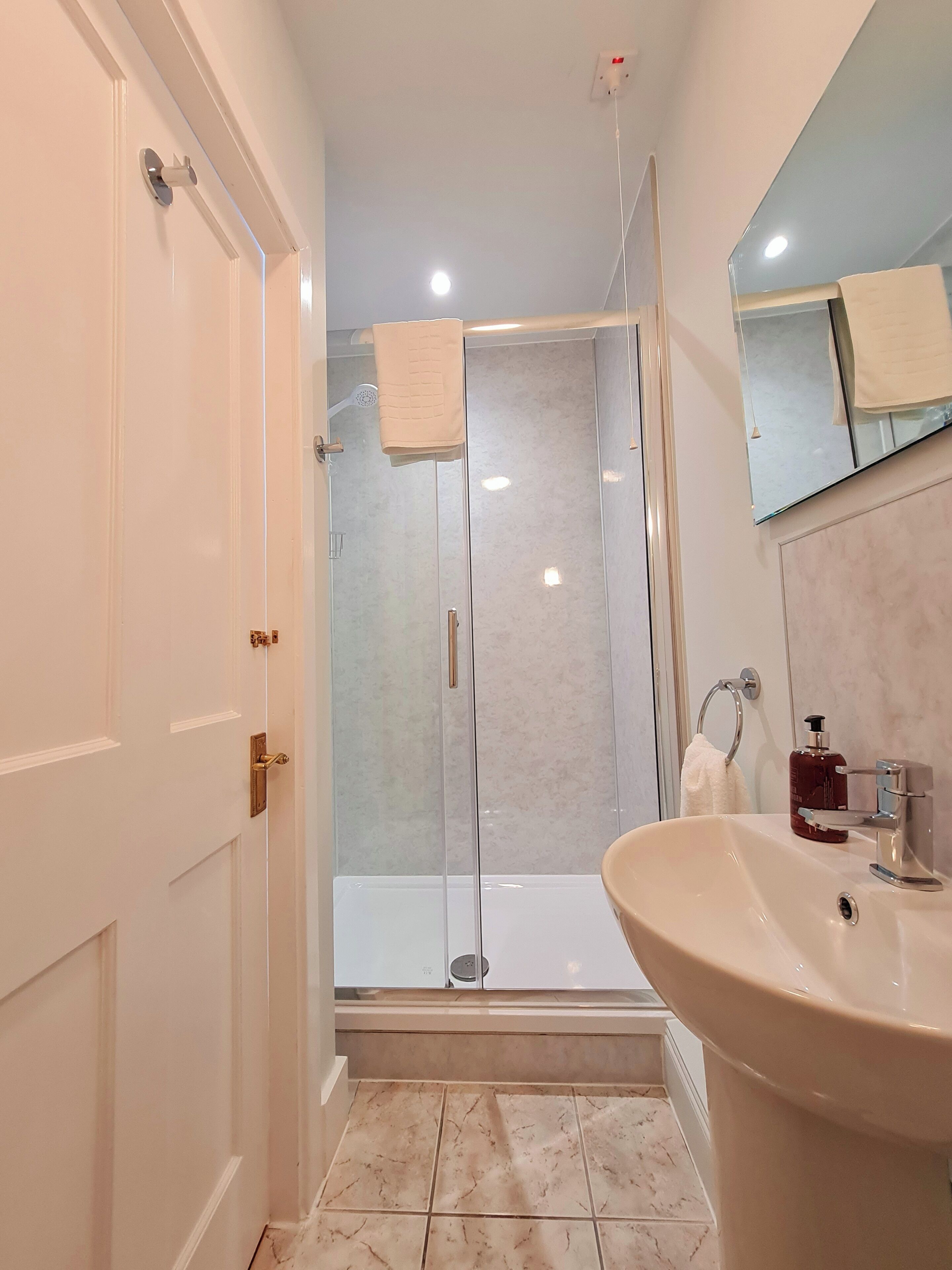 double room (kingsize room) | individually decorated, individually furnished, blackout curtains