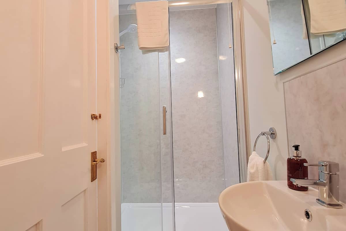 double room (kingsize room) | individually decorated, individually furnished, blackout curtains