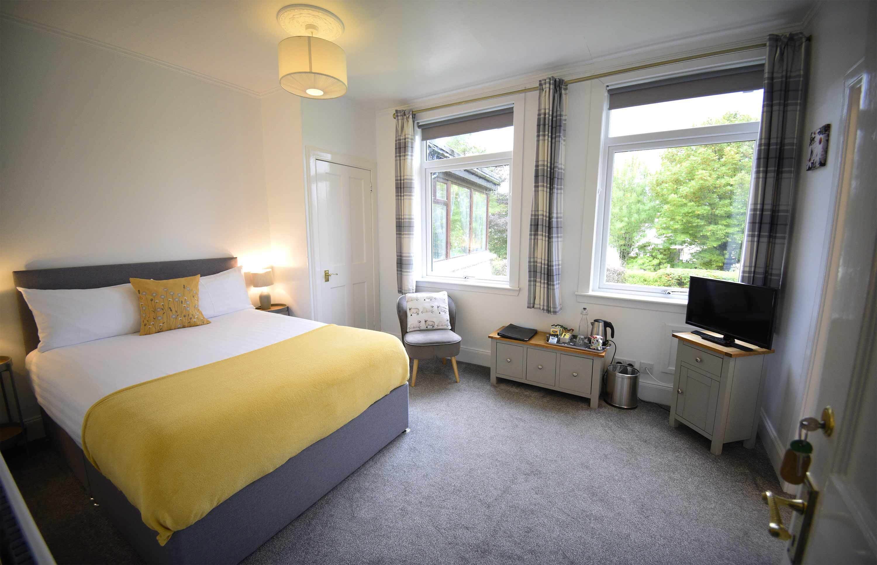 double room (cosy) | individually decorated, individually furnished, blackout curtains