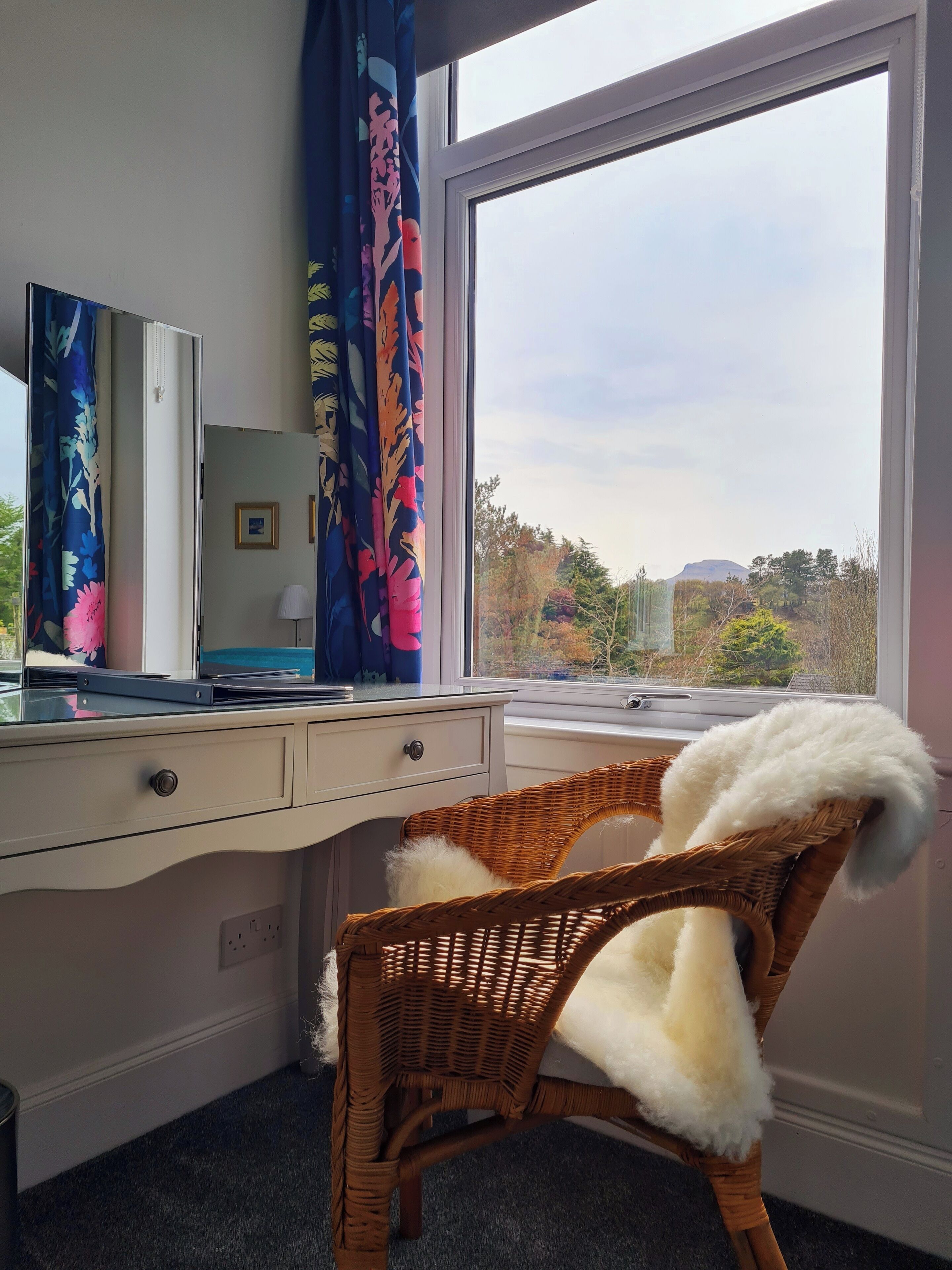 double room (kingsize room) | individually decorated, individually furnished, blackout curtains