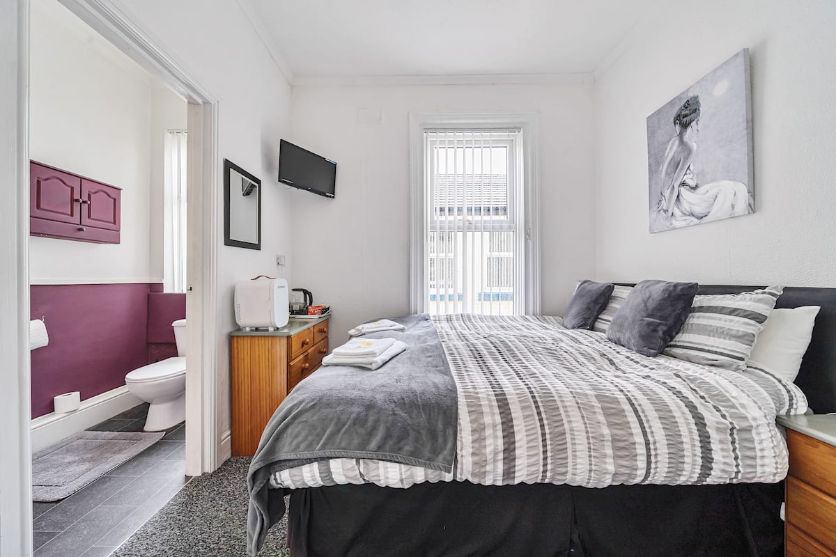 Double Room | Iron/ironing board, free WiFi, bed sheets