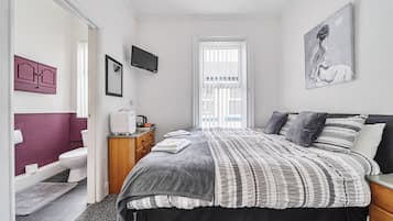 Double Room | Iron/ironing board, free WiFi, bed sheets