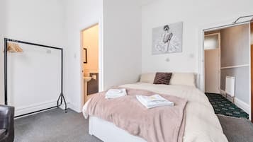 Habitación Premium | Tabla de planchar con plancha, wifi gratis y ropa de cama