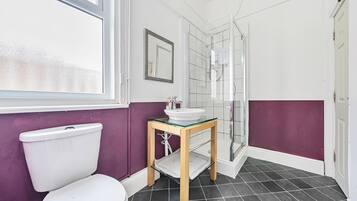 Double Room | Badkamer | Een douche, een haardroger, handdoeken, zeep