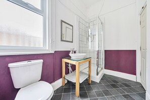 Ground floor double with private bathroom | Bathroom - Willin House Hotel (Blackpool)
