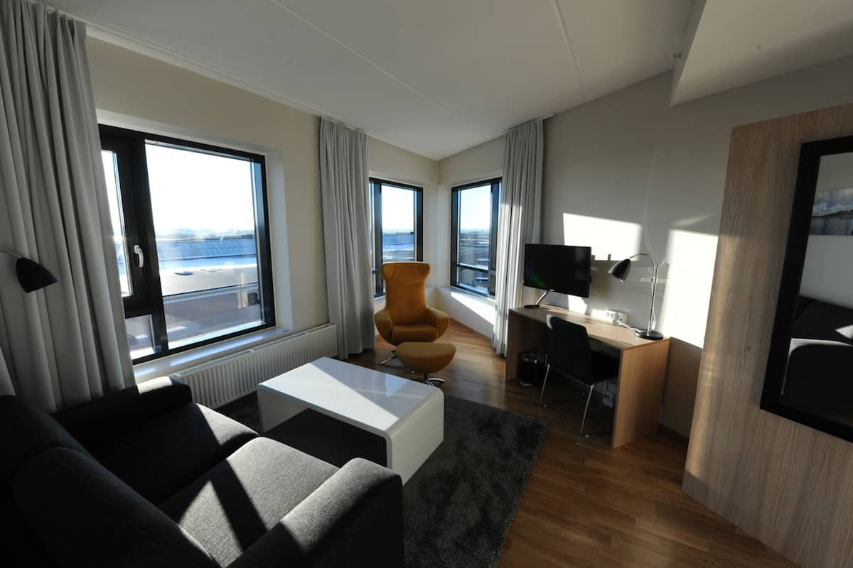 Habitación doble estándar | Ropa de cama de alta calidad, escritorio y insonorización