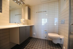 Dusj, regndusjhode, hårføner og håndklær