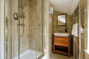 Double Room, Ensuite | Bilik Mandi | Pancuran mandi, pengering rambut, tuala disediakan 