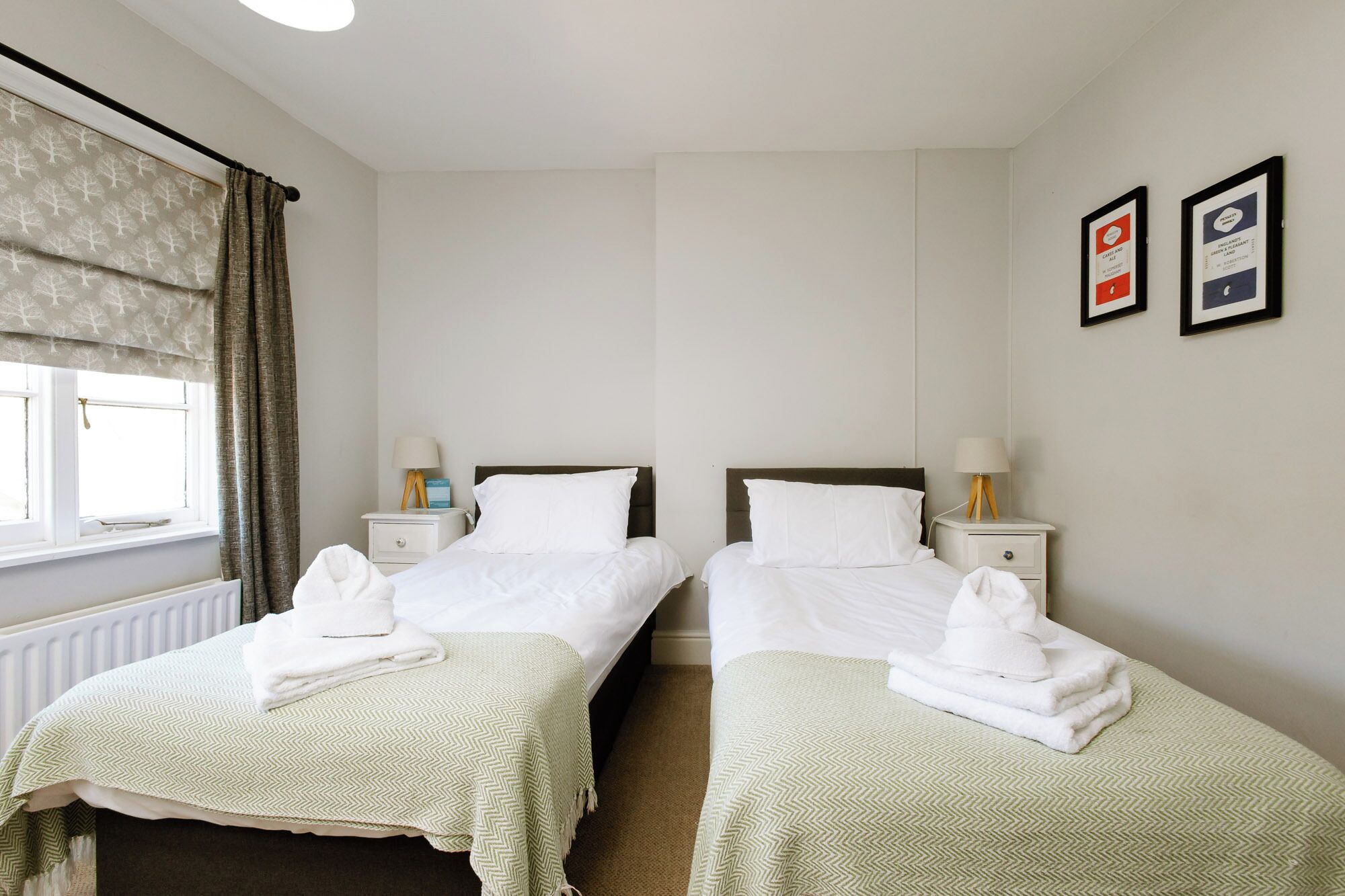 Chambre avec lits jumeaux, salle de bains attenante | Literie hypoallergénique, bureau, fer et planche à repasser