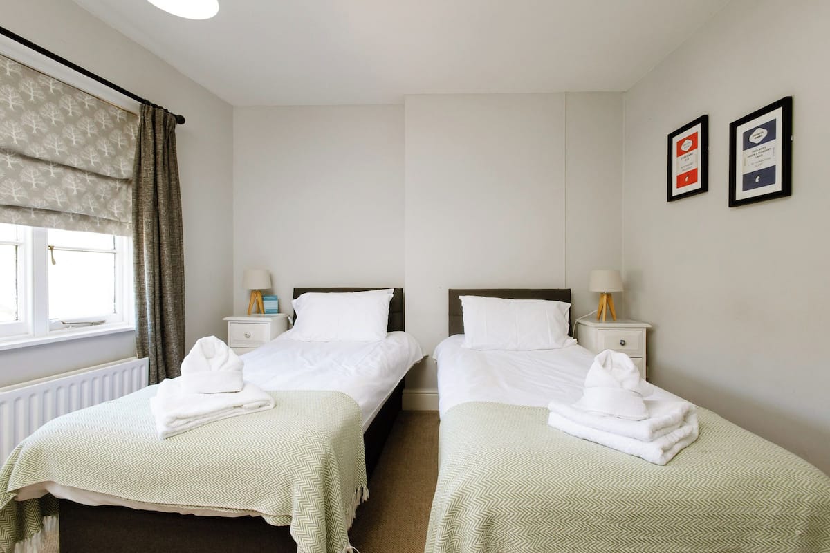 Hypo-allergenic bedding, desk, iron/ironing board, free WiFi