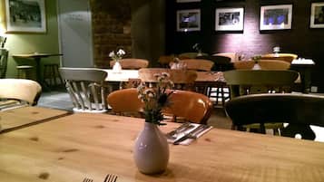 Se sirven comidas, cenas y cocina británica