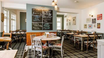 Se sirven almuerzos y cenas, cocina británica