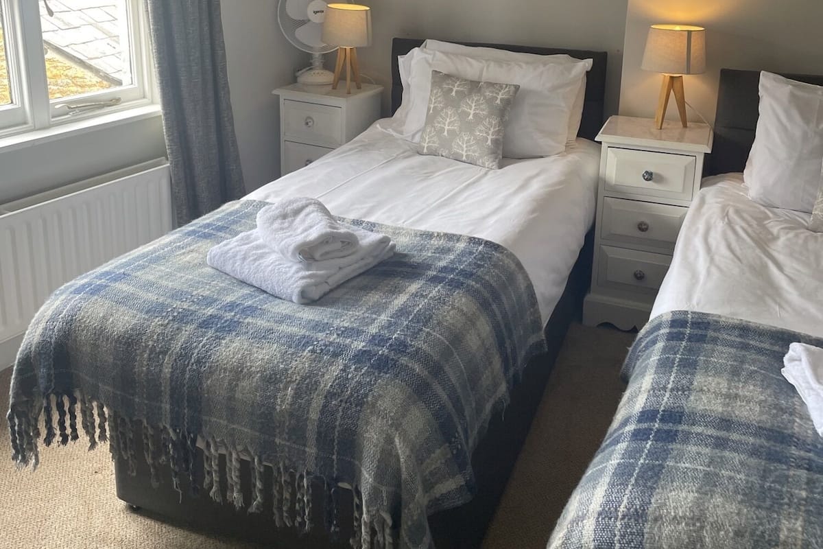 Chambre avec lits jumeaux, salle de bains attenante | Literie hypoallergénique, bureau, fer et planche à repasser