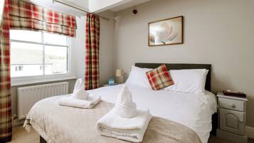 Double Room, Ensuite | Hypo-allergenic bedding, desk, iron/ironing board, free WiFi