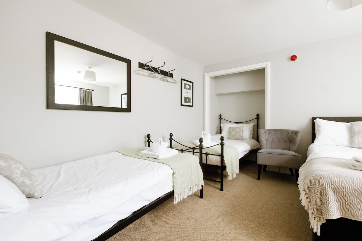 Hypo-allergenic bedding, desk, iron/ironing board, free WiFi