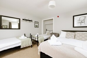 Hypo-allergenic bedding, desk, iron/ironing board, free WiFi