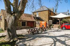 Lunch and dinner served, British cuisine