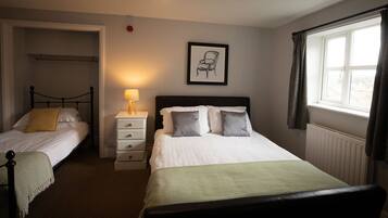 Family Quadruple Room, Ensuite | Hypo-allergenic bedding, desk, iron/ironing board, free WiFi