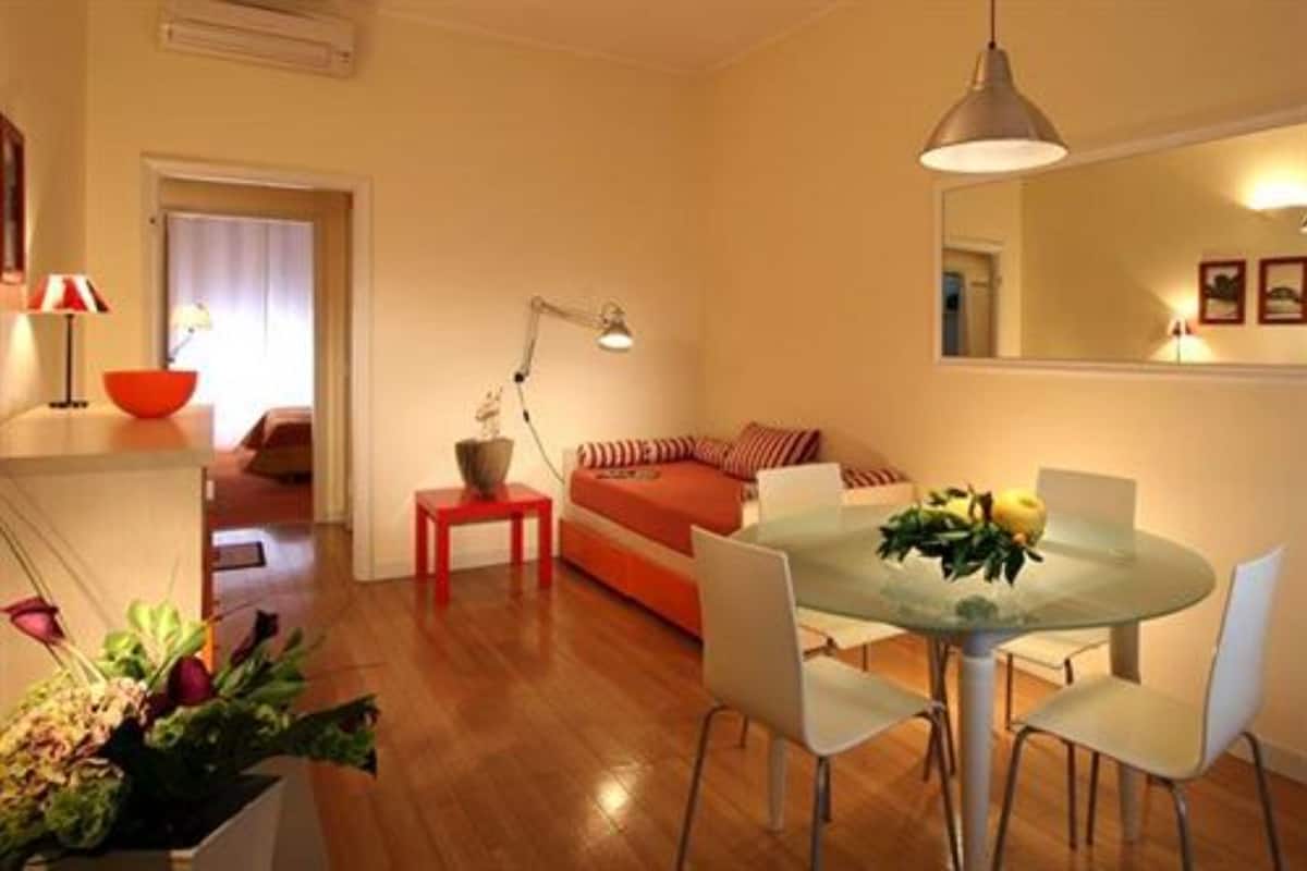 Fridge, microwave, stovetop, cookware/dishes/utensils