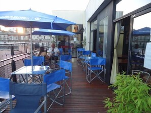 Outdoor dining - Portal del Sur Hostel & Suites (Buenos Aires)
