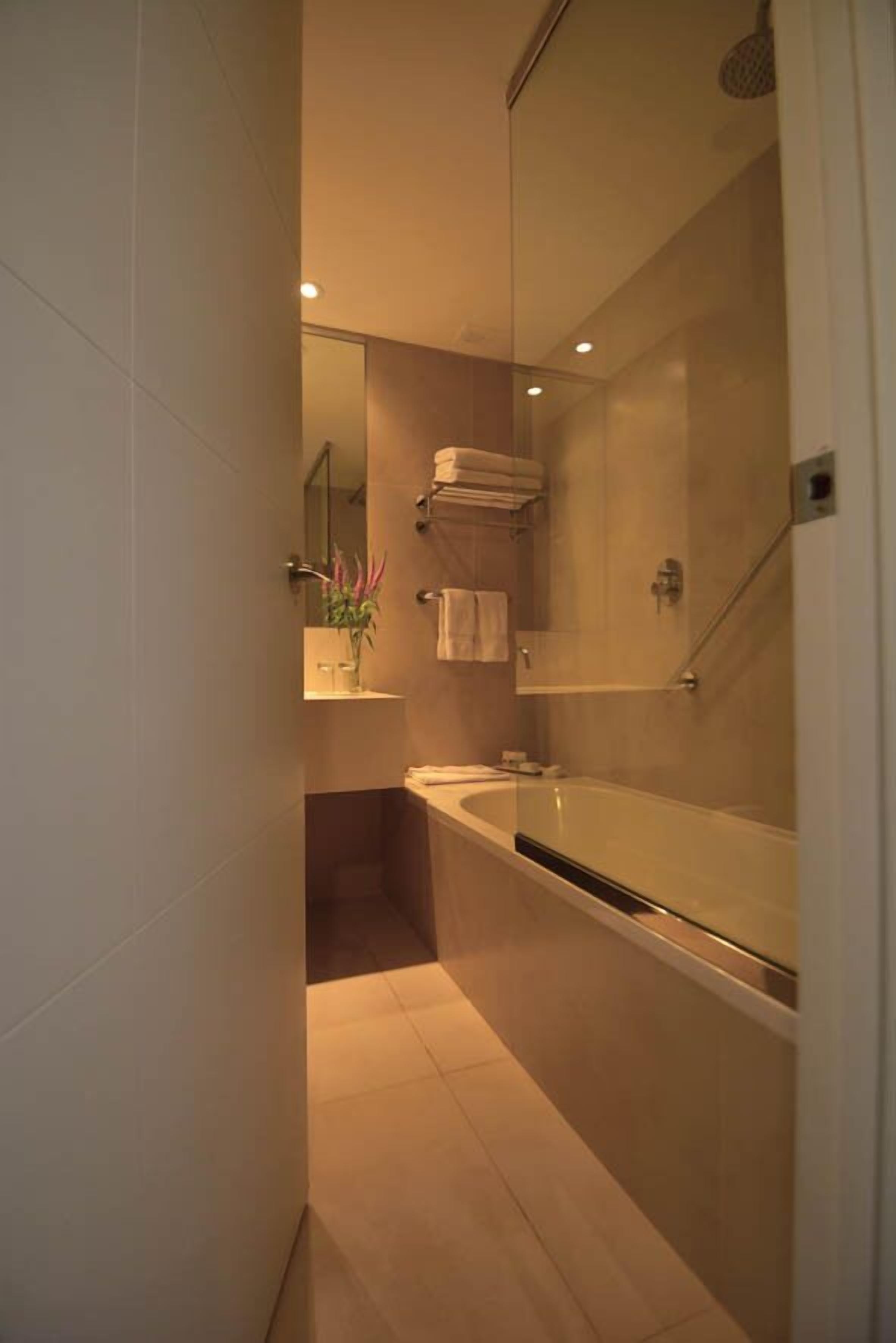 combined shower/bathtub, deep-soaking bathtub, free toiletries