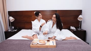 Allergiatestatut vuodevaatteet, minibaari, tallelokero huoneessa