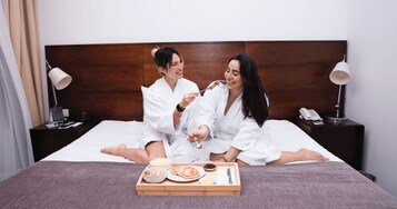 Ropa de cama hipoalergénica, minibar, caja fuerte