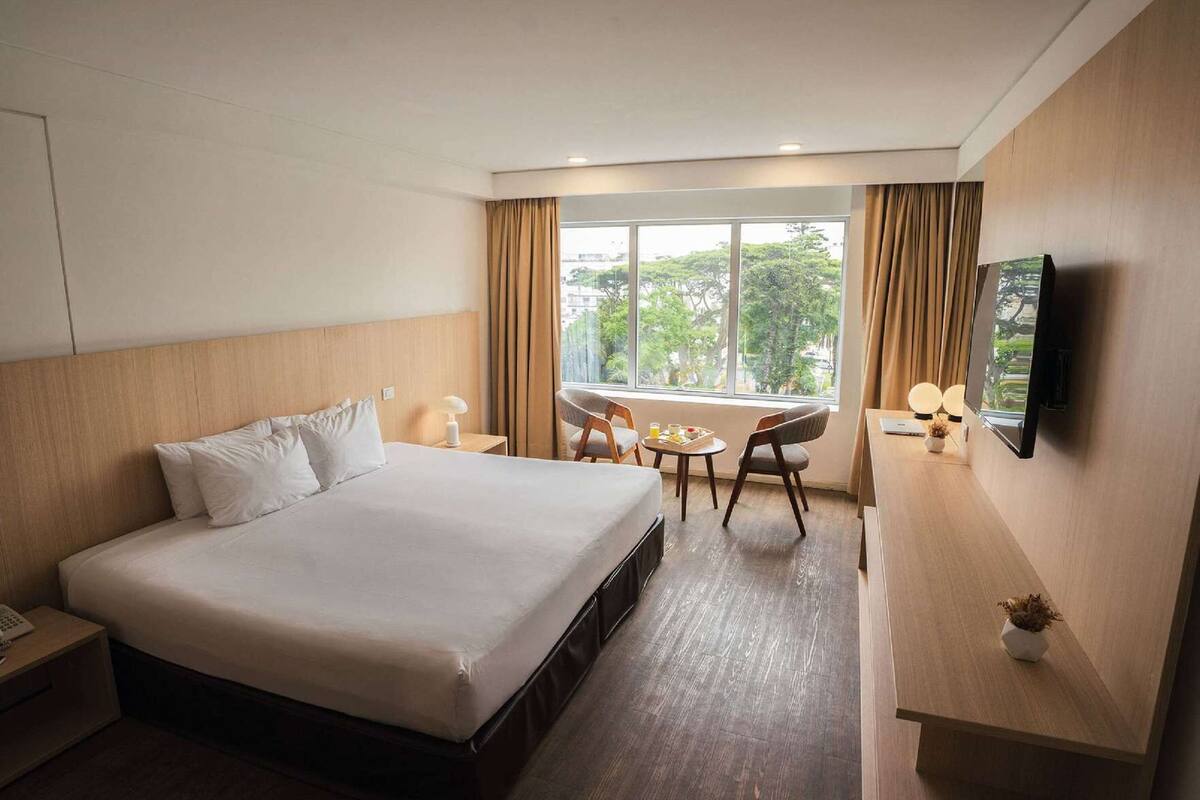 Hypo-allergenic bedding, minibar, in-room safe, desk