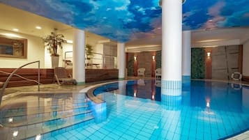 Una piscina techada, una piscina al aire libre de temporada