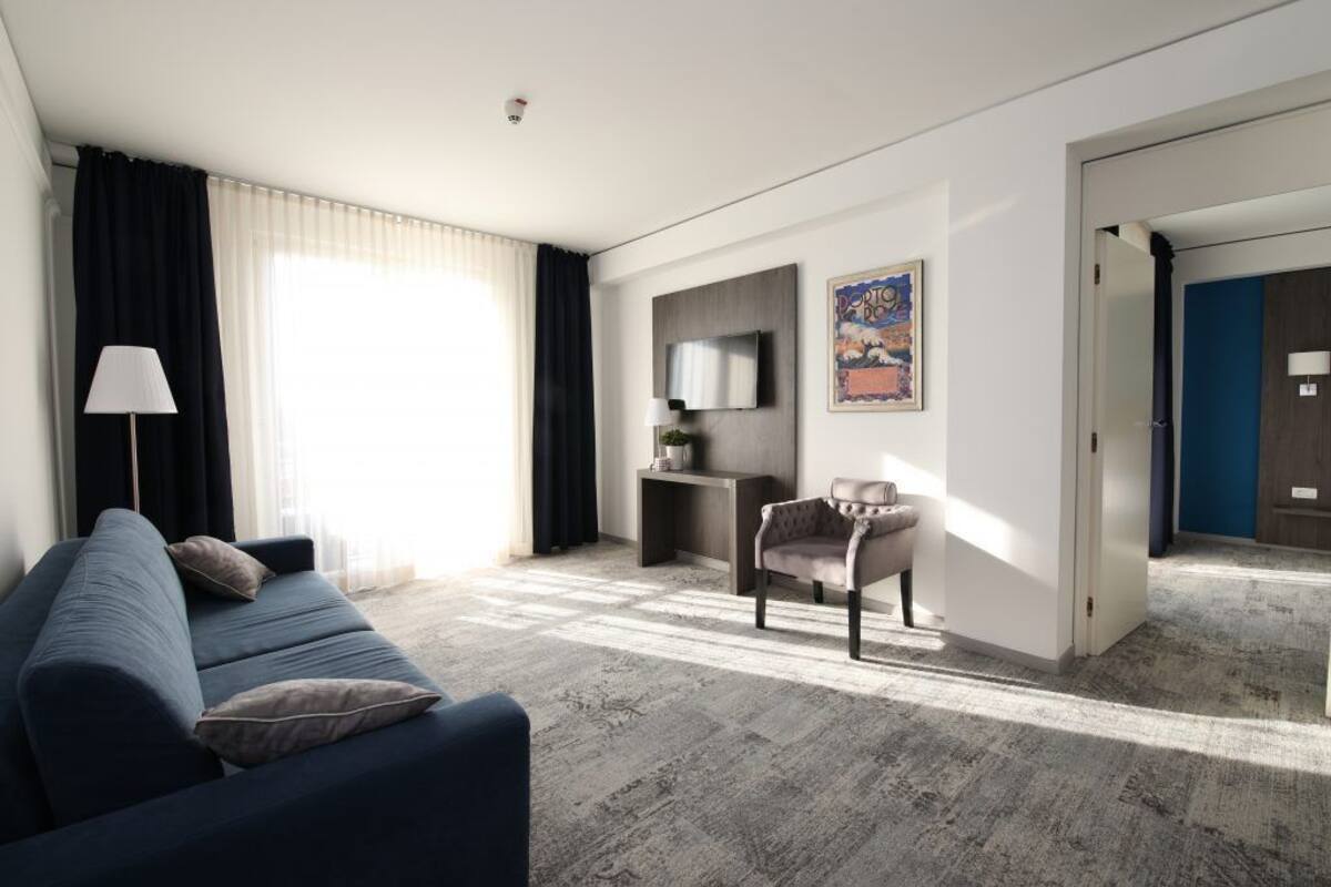 Minibar, caja de seguridad en la habitación, escritorio y cunas 