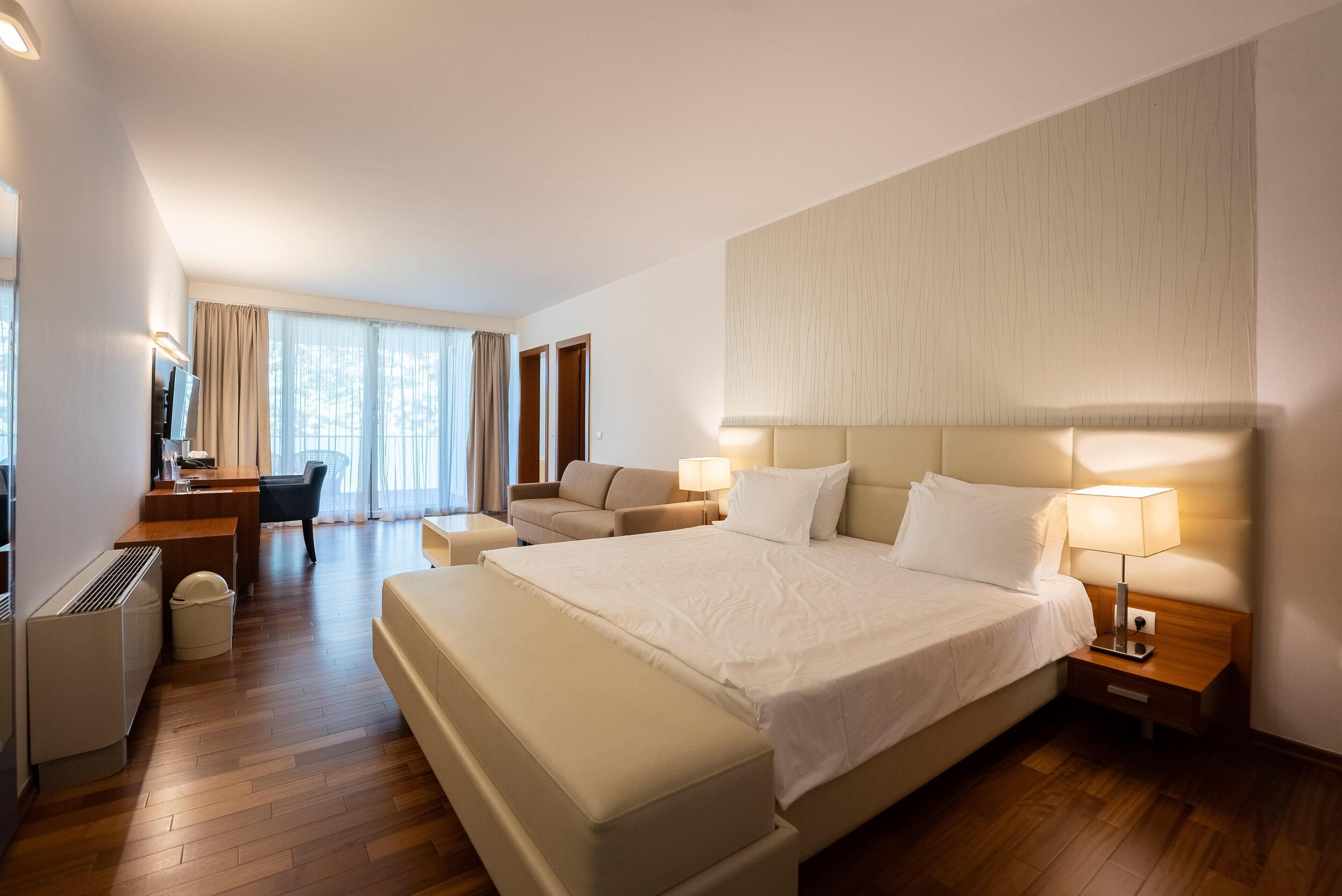 superior double room | 1 bedroom, minibar, in-room safe, desk