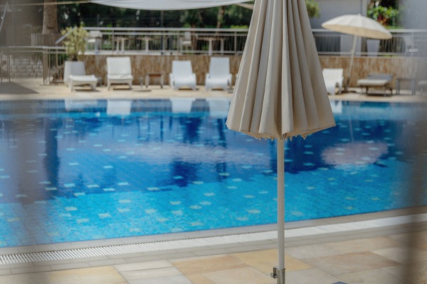 Una piscina techada, una piscina al aire libre de temporada