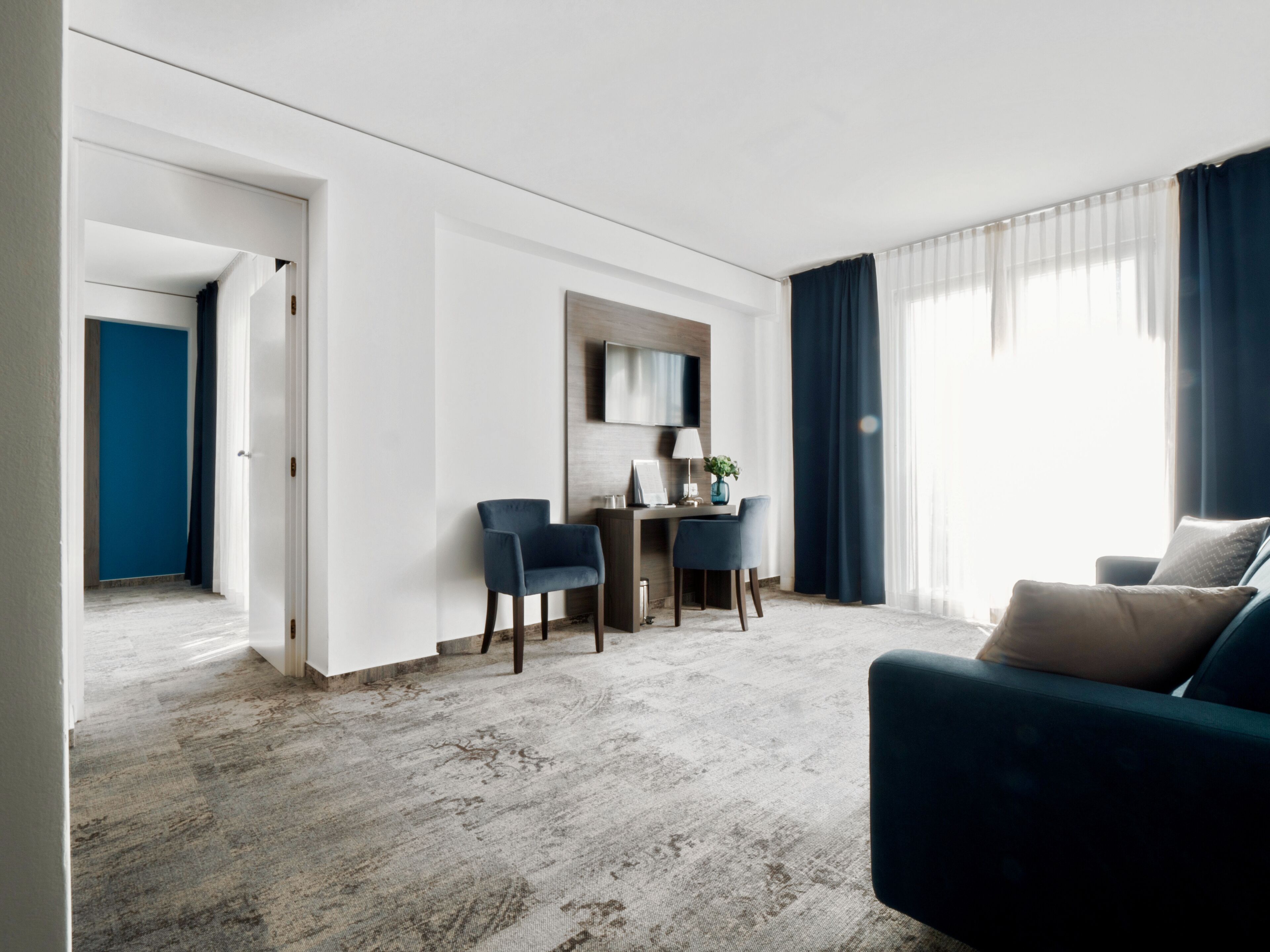 standard suite | living area | 80-cm lcd tv with cable channels, tv