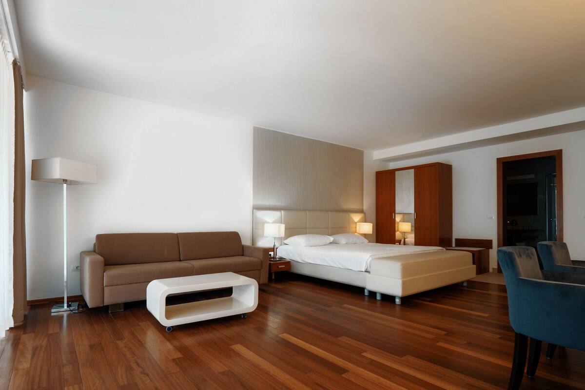 Minibar, caja de seguridad en la habitación, escritorio y cunas 