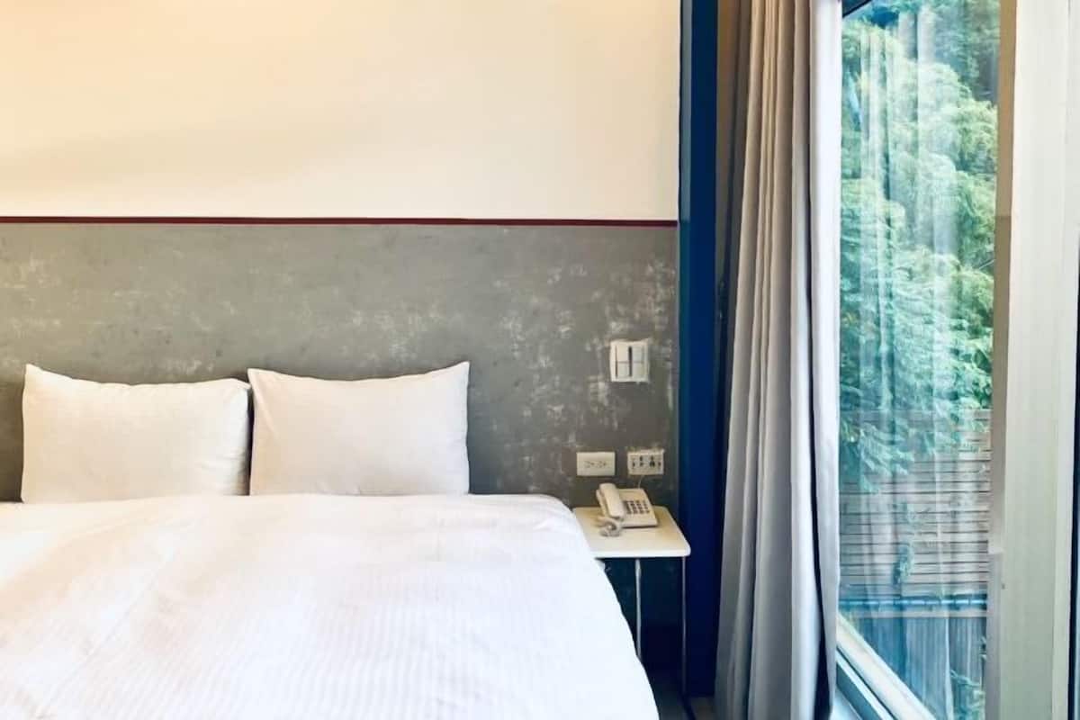 Cubrecamas, minibar, decoración personalizada y muebles diferentes