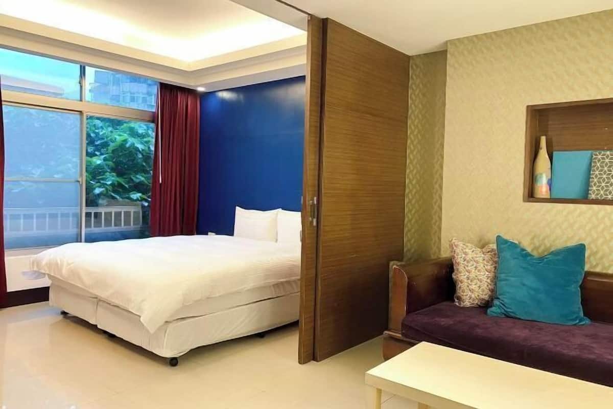 Cubrecamas, minibar, decoración personalizada y muebles diferentes